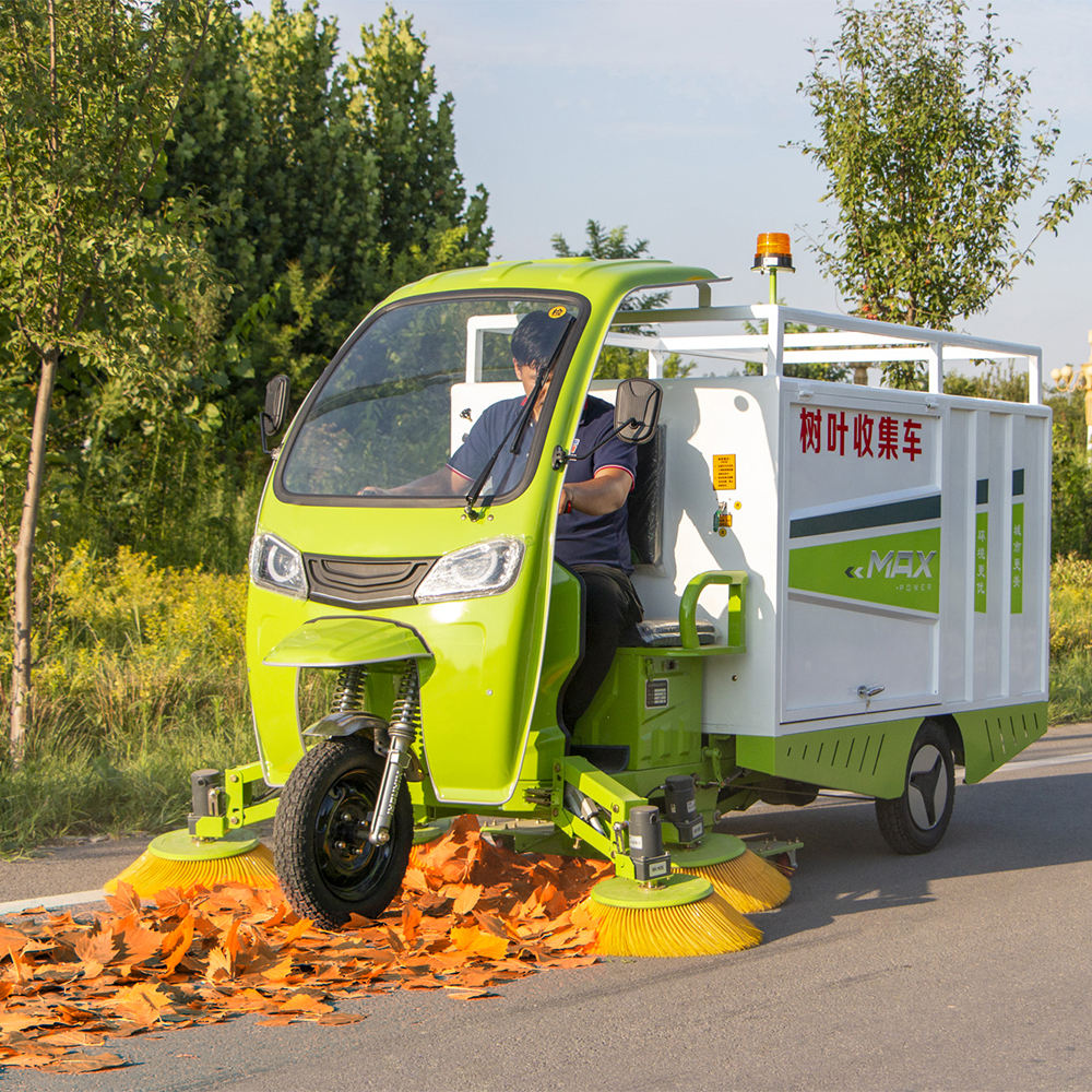 Ride-On 3 Wheel Steering 2 Meters Cleaning Width Leaf Sweeper Street Sweeper Machine